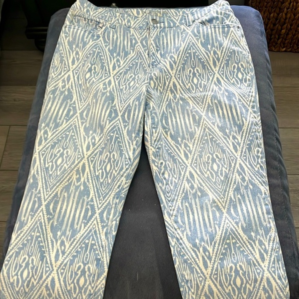 Chico's Platinum Women’s Crop Jeans Blue/White Ikat Print Size10 Great Condition
